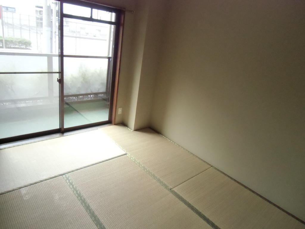 Other room space. Japanese-style room can also be used to partition the dining