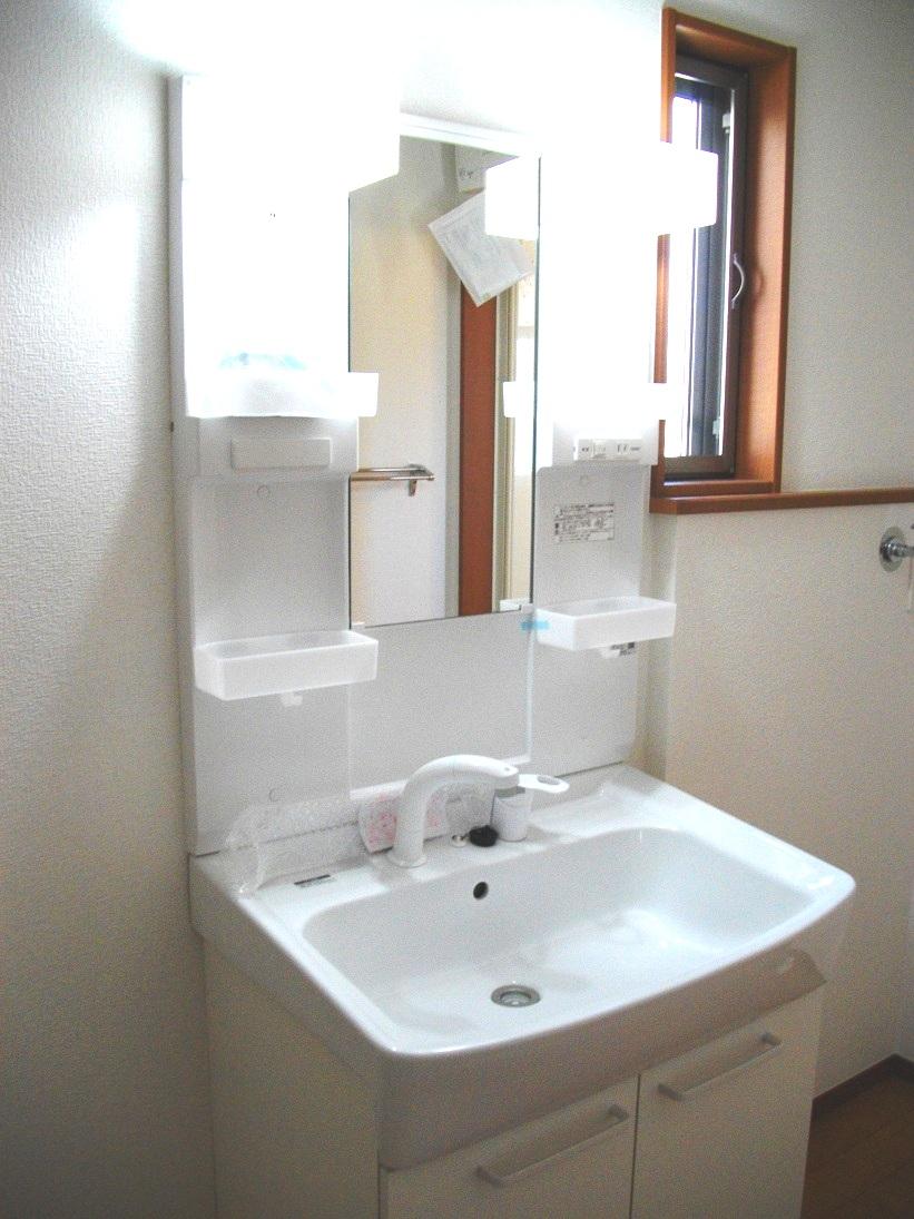 Wash basin, toilet. Interior