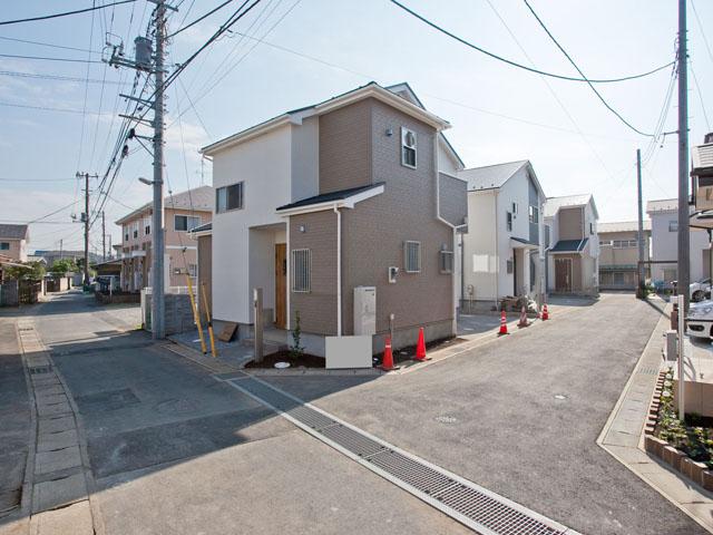 Local photos, including front road. Exterior Photos