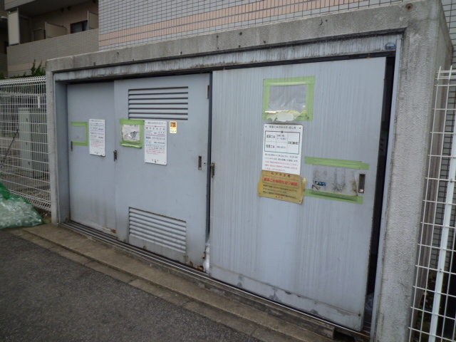 Kitchen. On-site waste dump