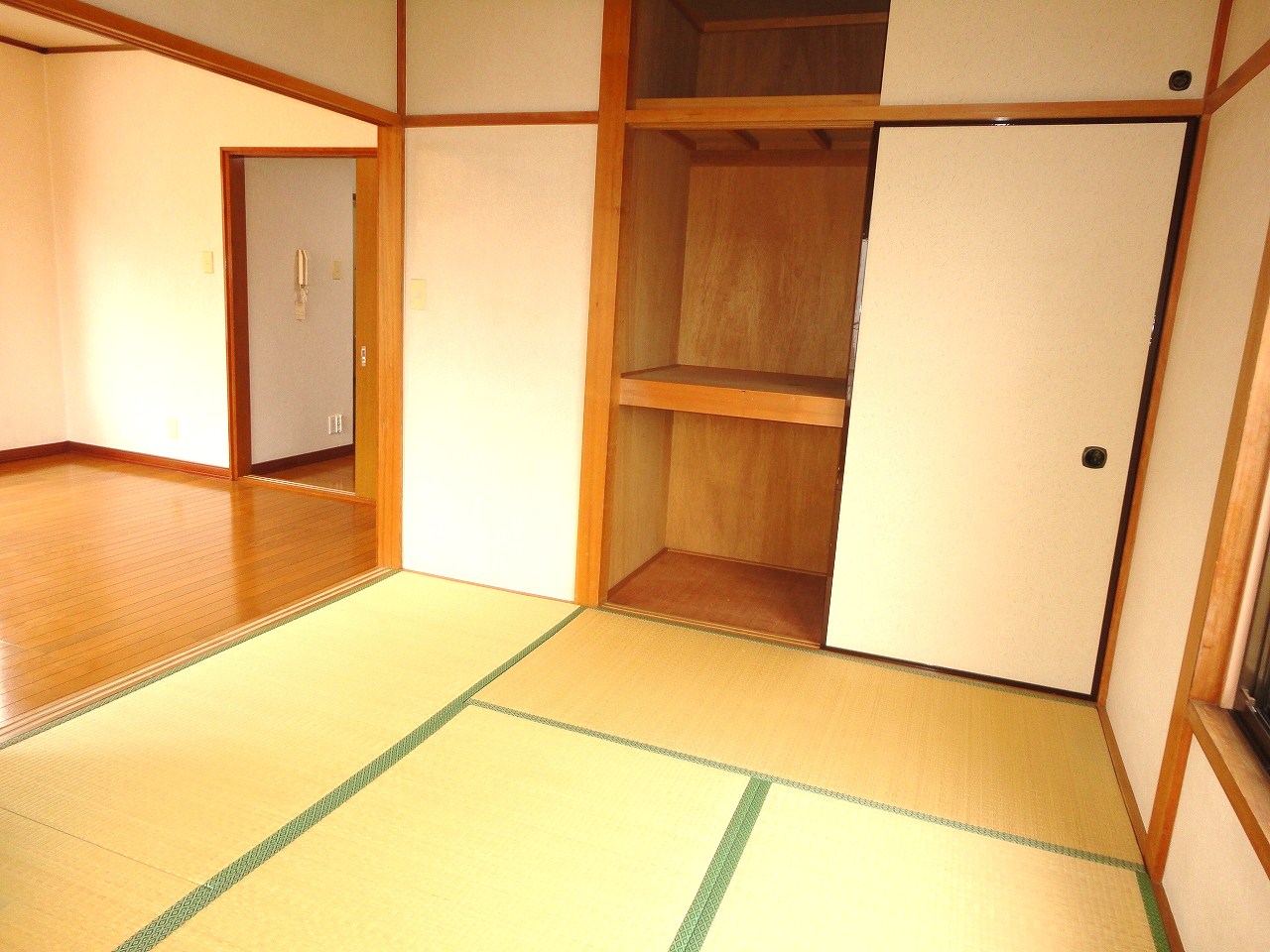 Receipt. There is a storage with between closet 1 & upper closet in the Japanese-style room! 