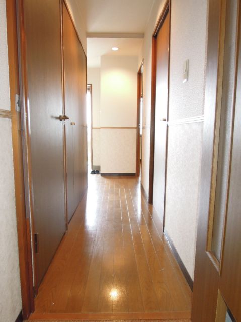 Living and room. Spacious hallway