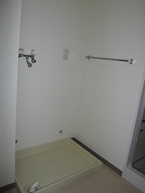 Washroom. Laundry Area