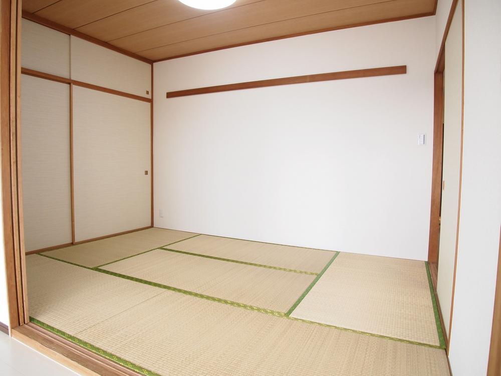 Non-living room. There is a large storage slightly Japanese-style room