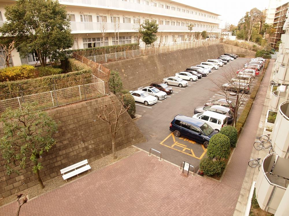Parking lot. There is also a monthly parking in front of the apartment eyes.