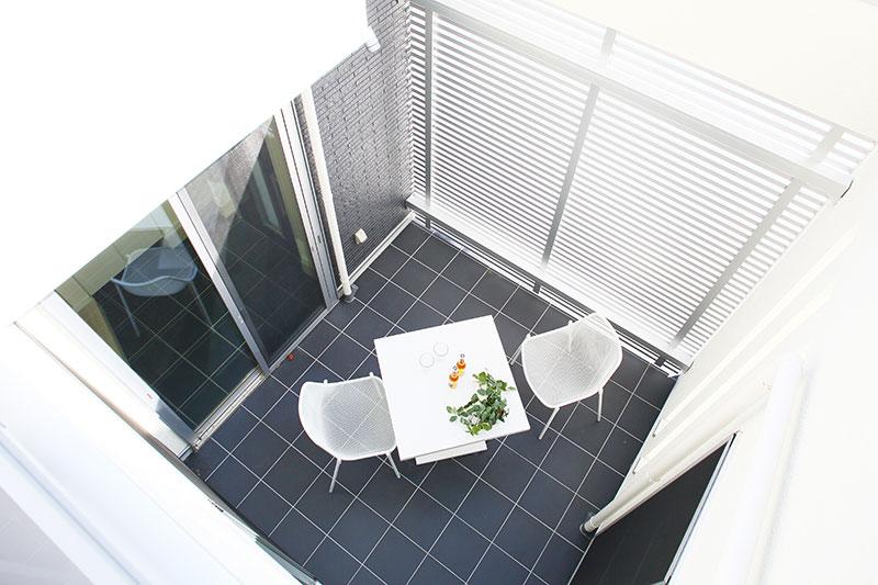Garden. Local (11 May 2013) There is a patio that leads from LDK to shooting entrance aside. Outdoor relaxation space in the open space. Put a little chair and table, Please enjoy as tea of the location of the interval of housework.