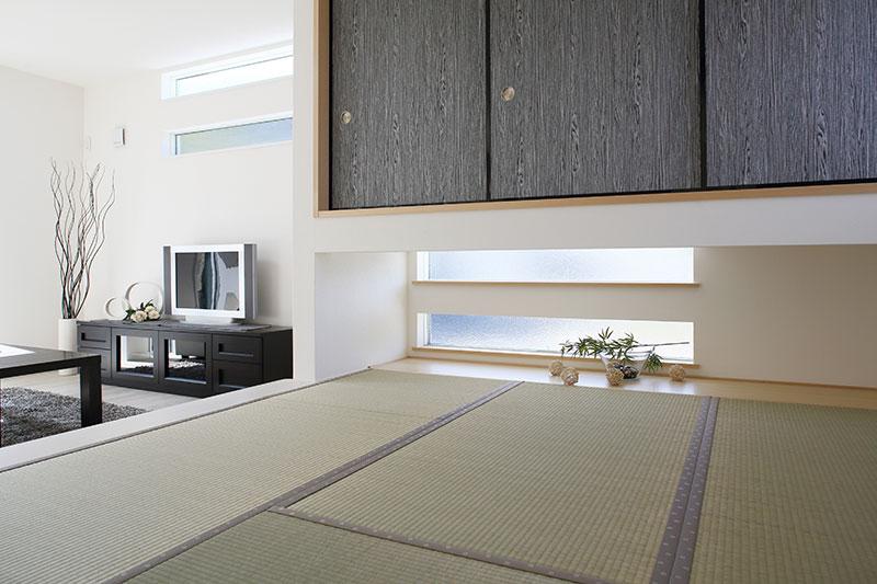 Non-living room. Indoor (11 May 2013) shooting living and next to meet Japanese-style, Not only used at the time of visitor, As the location of the nap of children, To be used to Fureshikiburu even as little housework room, such as ironing, Convenient.