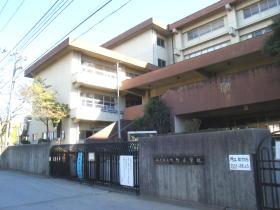 Primary school. Elementary school, which is 870m school until Asahimachi elementary school here.