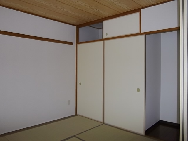 Living and room. Japanese-style room (1) closet