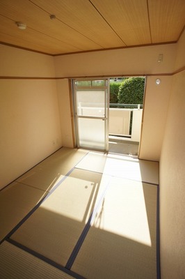 Living and room. Japanese-style room ・ Western-style 2 room opens onto a balcony