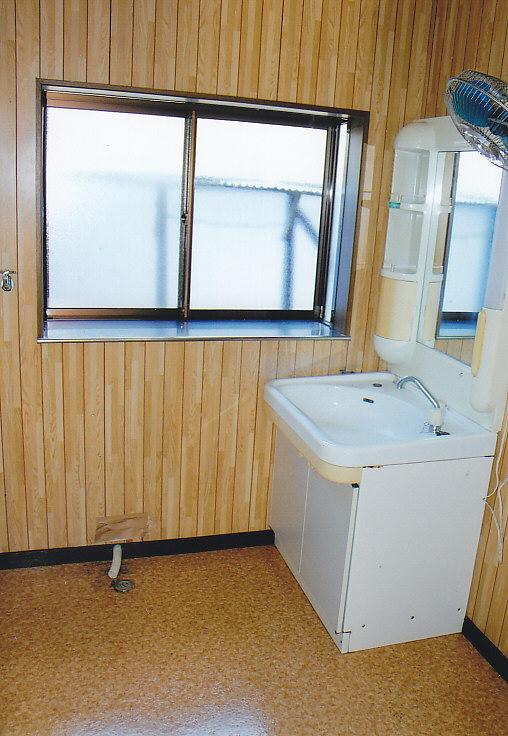 Wash basin, toilet. Spacious wash room of the space