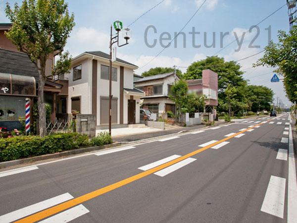 Local photos, including front road. Overall