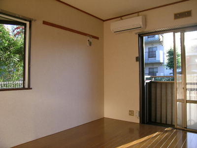 Living and room. Is 6 Pledge Western-style room facing the balcony ・ Air conditioning Installed