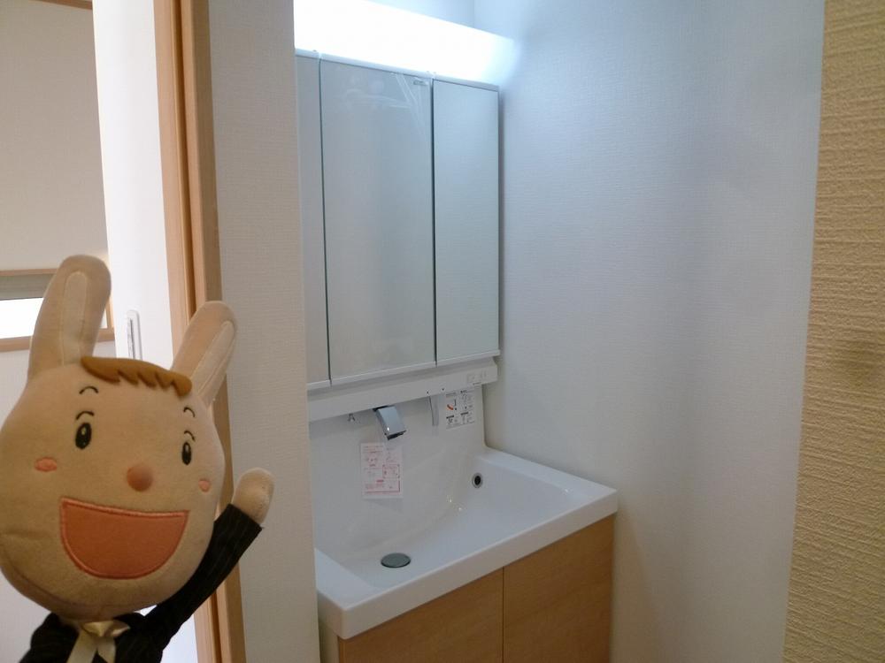 Wash basin, toilet. Building 2 room (November 16, 2013) Shooting