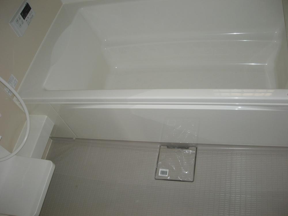 Bathroom. ~ Bathtub heal slowly tired ~