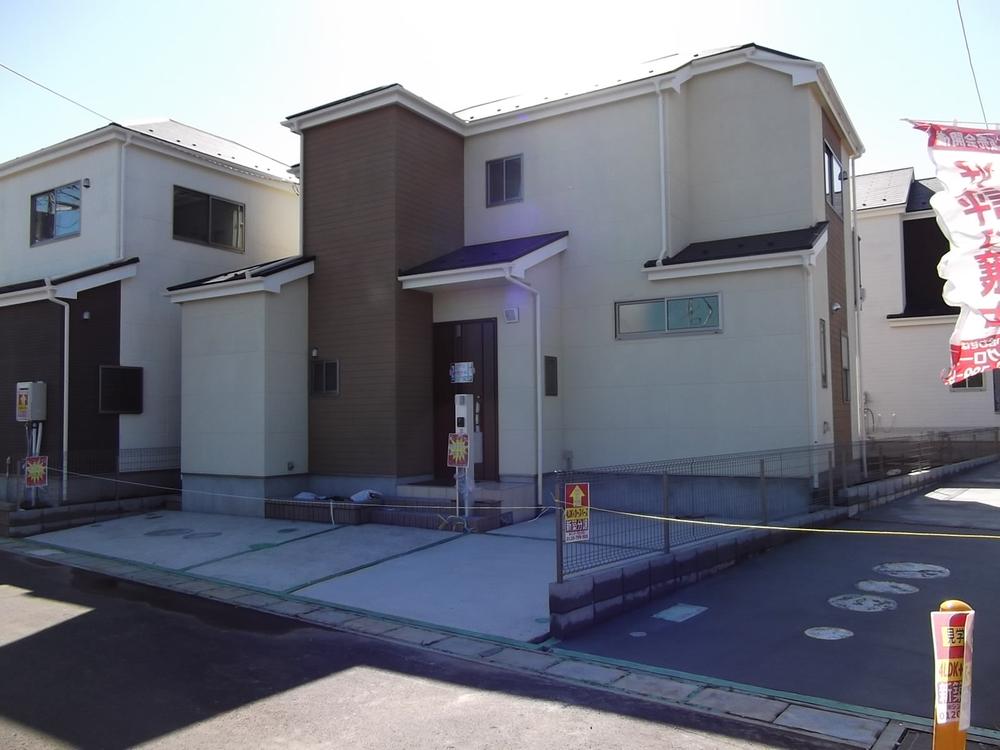 Local photos, including front road. 1 Building