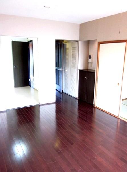 Living. Calm color of flooring