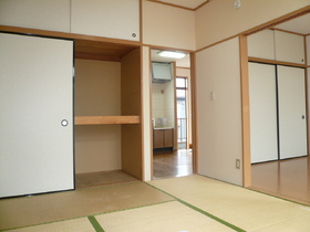 Living and room. There are Japanese and Western
