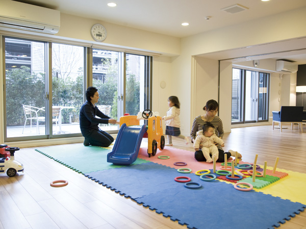 Shared facilities.  [Party Room ・ Kids Room] Party room in the building ・ In the Children's Room, Realize the breadth of about 144 sq m When you open the movable wall door. Terrace of about 56 sq m also features. Play is a child even on rainy days, Party You can also feel free to. (April 2012 shooting) ※ Some public facilities fee