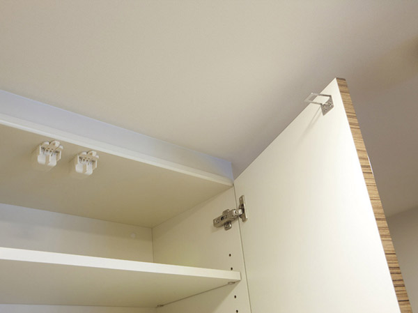 earthquake ・ Disaster-prevention measures.  [Door opening prevention mechanism] The door of the kitchen of the hanging cupboard and vanity of the triple mirror housing, To lock the door to sense the shaking of an earthquake, Installing a latch. To protect the live towards safety.