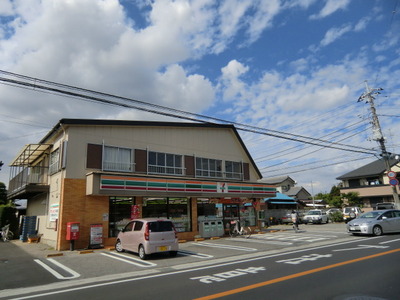 Convenience store. 300m to Seven-Eleven (convenience store)