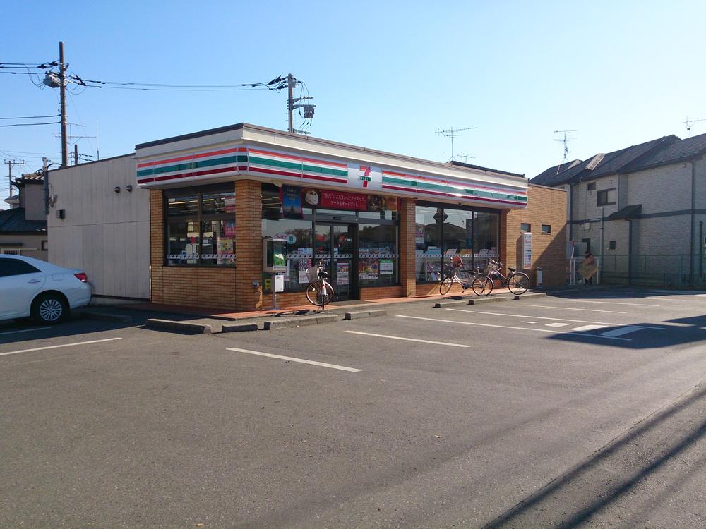 Convenience store. 318m to Seven-Eleven