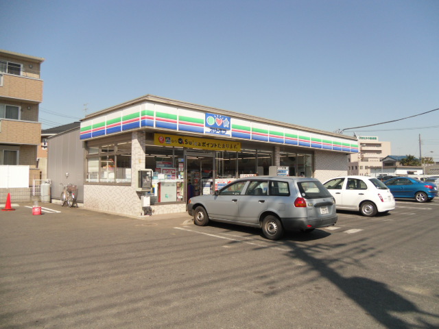 Convenience store. Three F Toyoshiki Kamiyama store up (convenience store) 139m