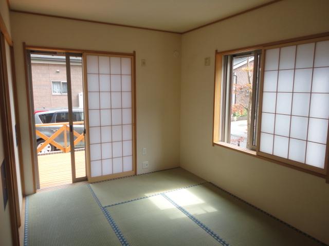 Non-living room. ◆ Facing south of bright Japanese-style room.