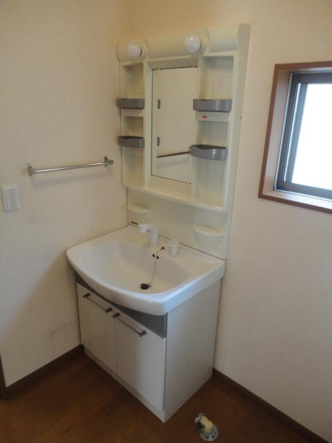 Wash basin, toilet. ◆ It is a simple easy-to-use bathroom vanity.