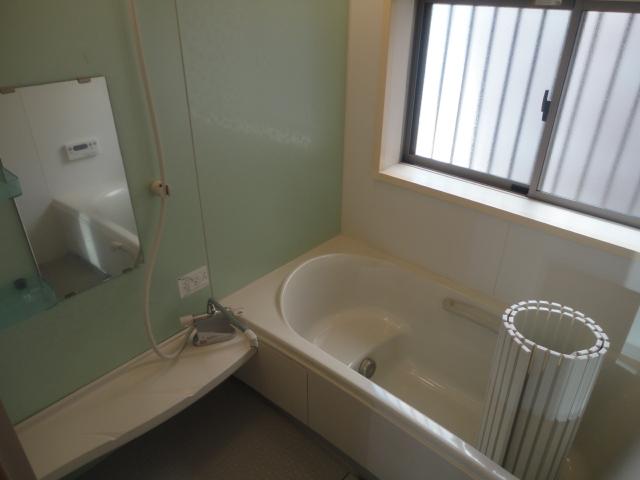 Bathroom. ◆ Large windows is a unit bus of 1 pyeong size.