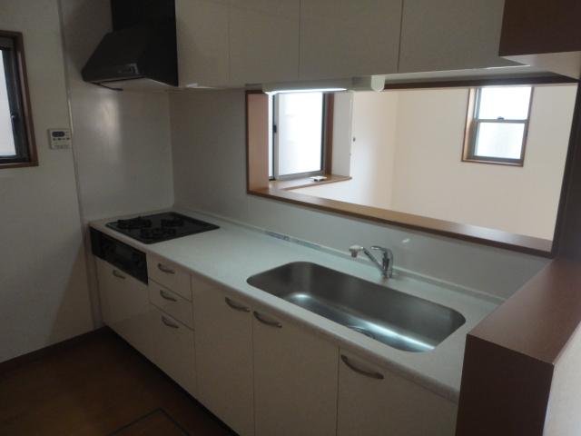 Kitchen. ◆ Large and bright counter type of system Kitchen.