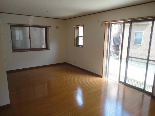 Living. ◆ There a lot of window, Bright and spacious living.