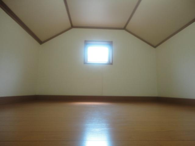Receipt. ◆ Is a useful attic with storage.