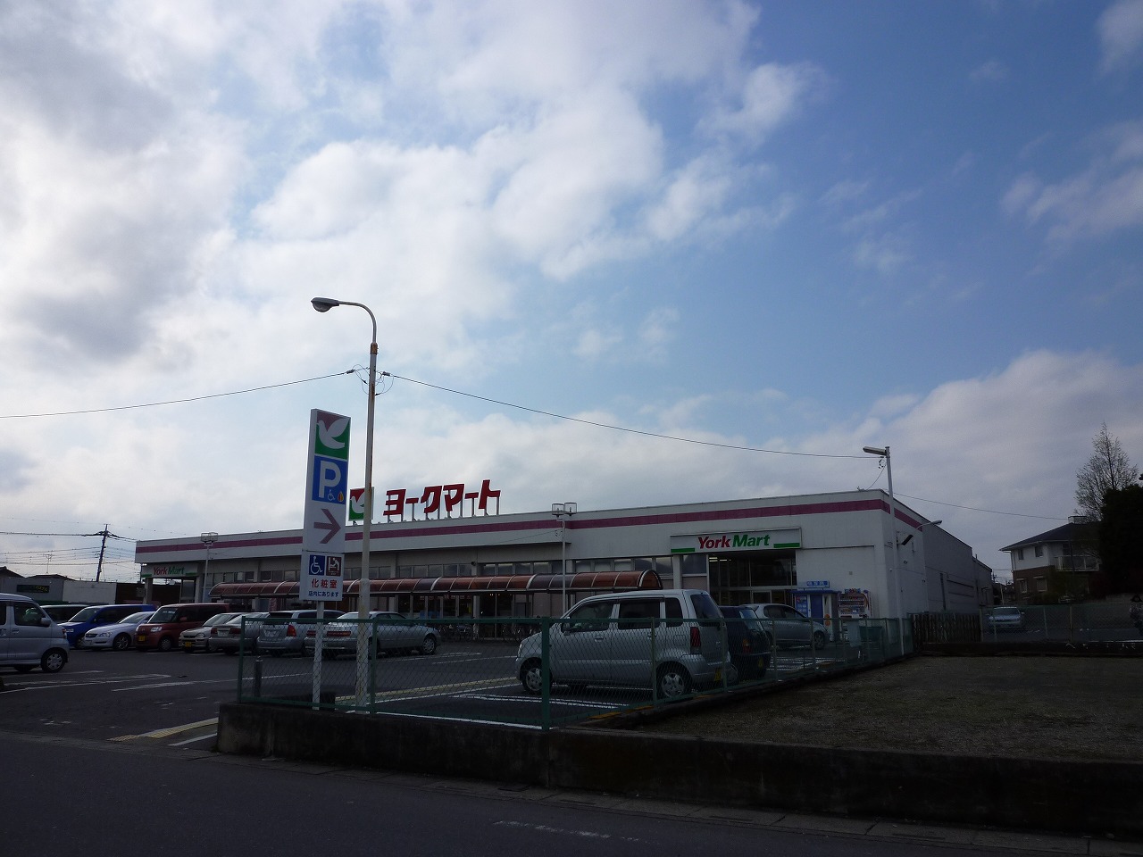 Supermarket. York Mart Heiwadai store up to (super) 1140m