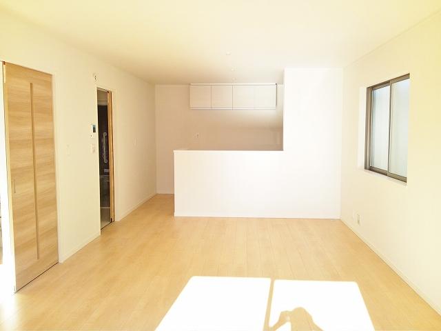 Same specifications photos (living). (Building 2) same specification 20 Pledge of living is quite wide. Facing the south road because even positive per good.