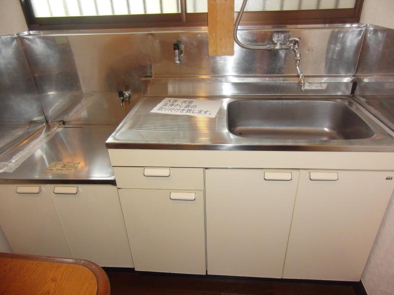 Kitchen. Gas stove installation possible with a clean kitchen