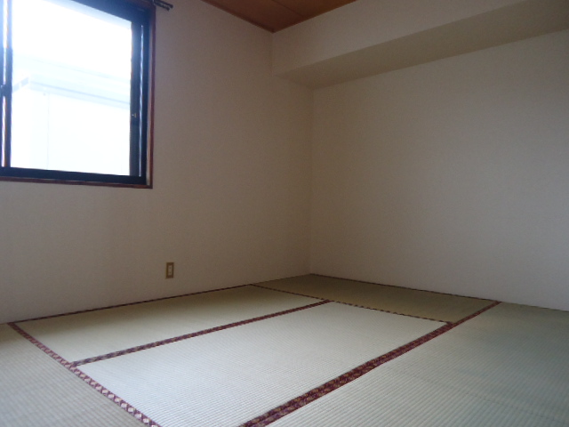 Other room space. It is a beautiful Japanese-style room