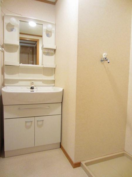 Washroom. Independent wash basin ・ There is storage room washing machine.