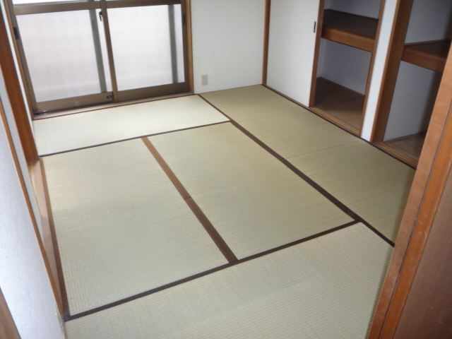 Other room space. Japanese-style room about 6 quires A bright room