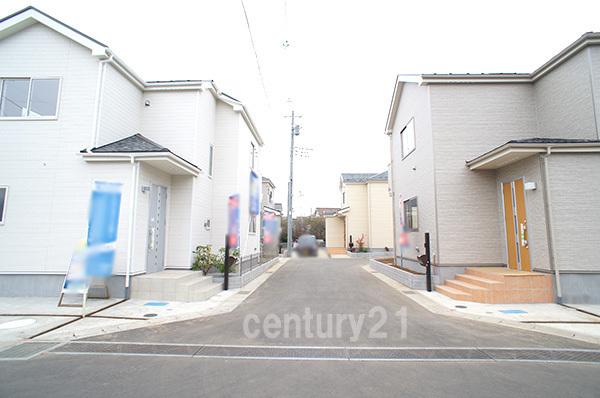 Local appearance photo. House parking is facing the happy front 6m road even if you're not good