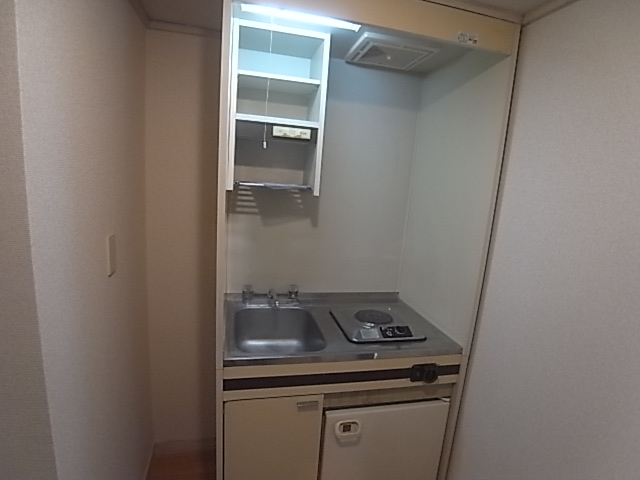 Kitchen. There is an electric hob ・ Fridge. 