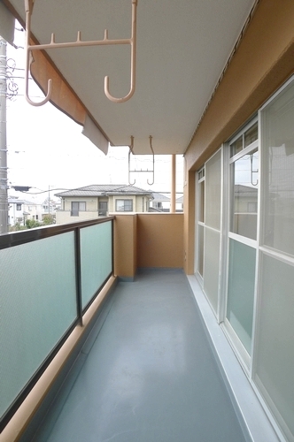 Balcony. A lot of laundry Hoseru balcony! It is a photograph of another room