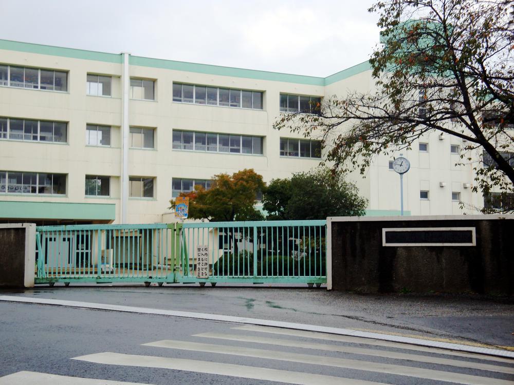 Primary school. Nagasaki elementary school About 880m