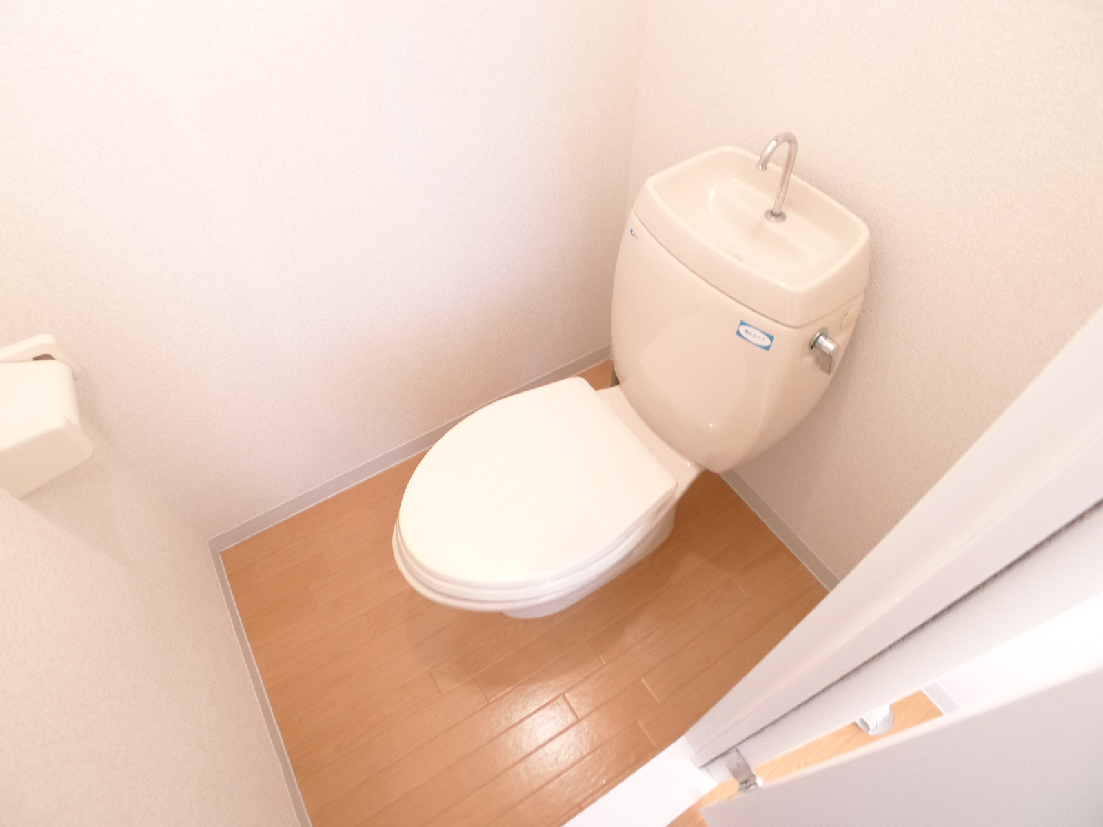 Toilet. 2013 shooting (room No. unknown)