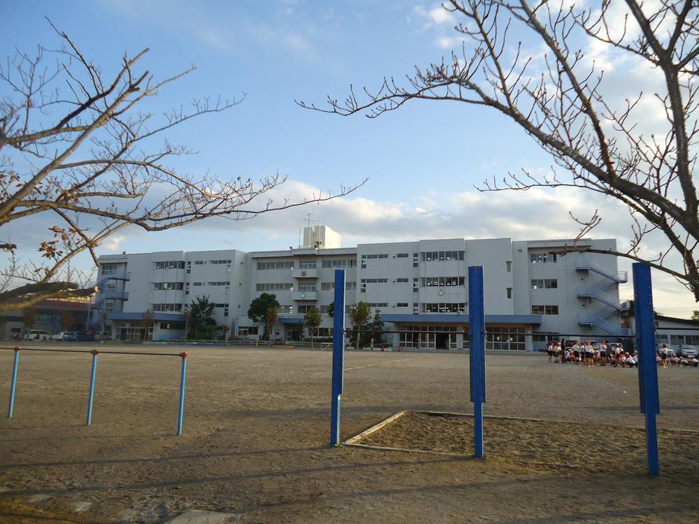 Primary school. Nagareyama Municipal Hiregasaki to elementary school 670m