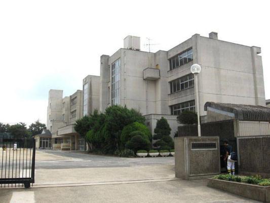 Junior high school. Nagareyama Municipal Higashifukai until junior high school 865m