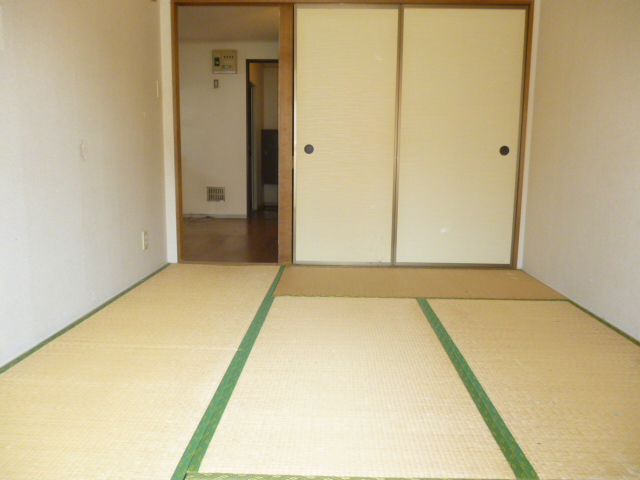 Other room space. Drawing room (Japanese-style room) 6 quires South toward a bright room Closet with between 1