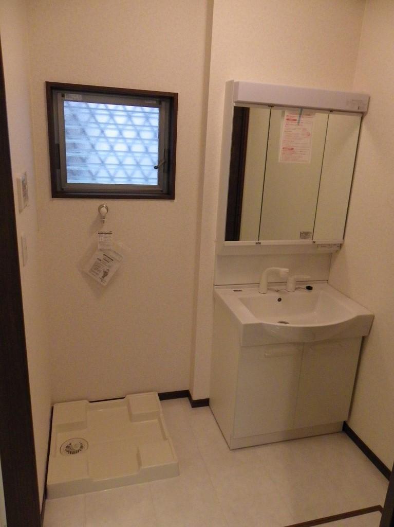 Wash basin, toilet. Building 2 room (October 2013) Shooting