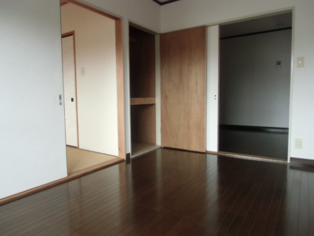 Living and room. It comes with all the room housed in Western-style 6 tatami rooms