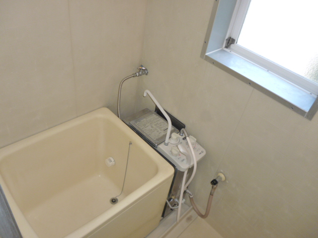 Bath. Economic Bathroom with add-fired function  Window with ventilation good